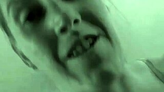 Sestra Danielle Roy jazdi pacienta Snoopy-88 tvrdo v nemocničnej izbe