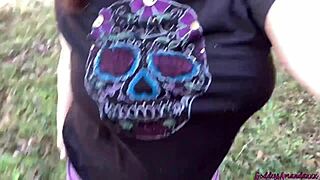 Poskakujúce cicí a čúriaca piča s špinavými nohami v divokej amatérskej kompilácii.