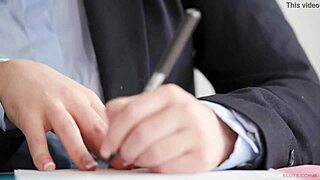 秘书瓦伦蒂娜·里奇的屁股被克里斯蒂安·克莱在办公室摧毁