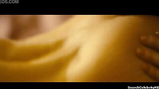 Calamity Chang ve DeeDee Deluxe seksi çıplak sahnelerde