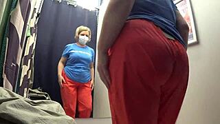 เคยเห็นก้นใหญ่ของ MILF รูปร่างอวบอิ่มในกางเกงขาวจับได้ในห้องลองเสื้อหรือยัง?