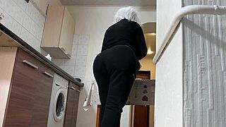 De brede hofter på gamle stedmor ophidset til anal sex med stor røv