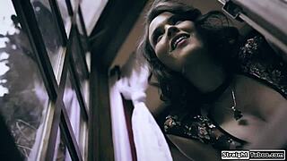 Varljiva MILF z vohunskim sosedom v deepthroat in jebanju