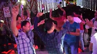 Velké prsa nevlastních mám tvrdě jebají na divoké párty.