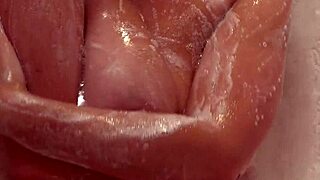 يوكي كوري الصدر الكبير تدلك صدرها الطبيعي الكبير في دش ساخن