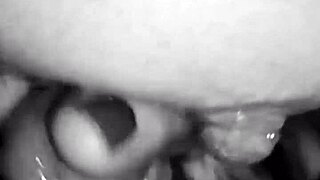 Milf suculentă își freacă pula iubitului până explodează pe țâțele ei mari