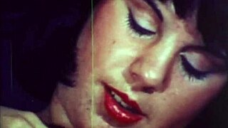 こんなに巨乳で毛むくじゃらの熟女をからかうの見たことある？