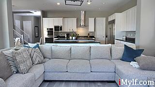 Nevlastní máma tvrdě jezdí na nevlastním synovi po tom, co nevlastní táta odejde - Lilly James