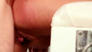 Kleine tieten milf vastgebonden voor wilde groepsactie