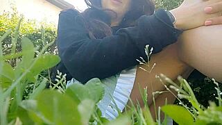 야외 잔디에 오줌 싸기 샹탈 채널과