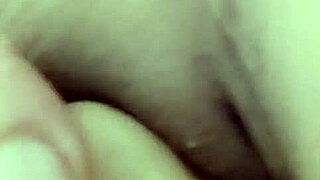 Турецкая зрелая крошка работает дилдо в мокрой пизде