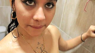 मेरी सौतेली बहन शॉवर में पकड़ी गई रॉ लैटिना पीओवी एक्शन के लिए