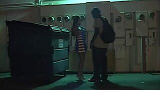 Бяла MILF ебана в лицето от BBC зад обществен контейнер