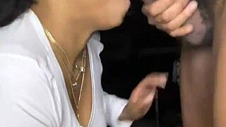 Seksi Latina İç Çamaşırında Sik Yutuyor