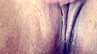 Pizda frumoasă picurând, ejaculări și squirting cu Analaysya Moore. Milf excitată se masturbează de aproape.