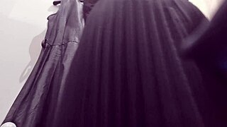 丰满意大利继母在户外皮衣裙中闪露？