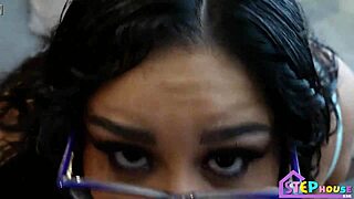 Kurvikas latina Crystal Blue kutsuu naapurin höyryiseen makuuhuoneen korjaukseen