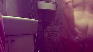 हिडन कैमरा परिपक्व बीवी के शॉवर पर जासूसी