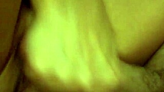 Vrouw verrast buurman met hete handjob en wrijving