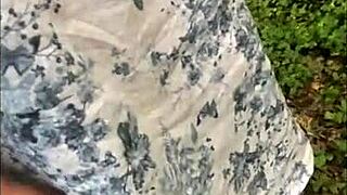 aftrekken buiten in bos met mijn milf vrouw