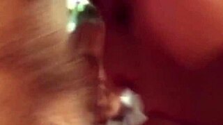 Marido Assiste Esposa Swinger de Peitos Grandes Foder um Estranho