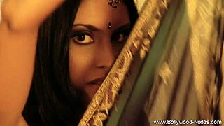 Hej, podívej na tuto sexy indickou holku tančící tak smyslně!