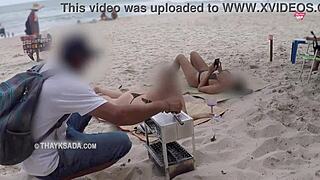 Hei, katso tätä kuumaa vaimoa pyytämässä aurinkovoidetta rannalla!