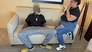 Putain, j'en peux plus de cette énorme queue qui me fait facial après chevauchée sauvage !