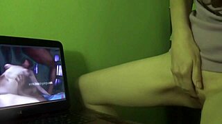 Rödtoppad milf rider till orgasm tittandes på hemmaporn