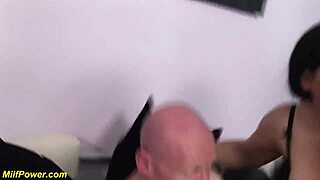 Primera doble penetración de mami BBW