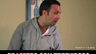 가슴 큰 블론드 밀프 오일 마사지가 땀 흘리는 생 박기로 변해요