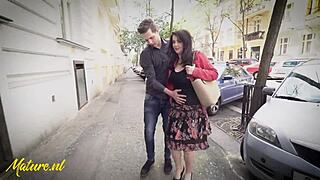 มิลฟ์หน้าอกใหญ่ได้ความช่วยเหลือพิเศษจากควยใหญ่คนแปลกหน้า