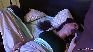 ตกตะลึงดู Alexandra Silk ลอง BBC สีดำครั้งแรก