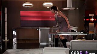 Hey, Tengok MILF Seksi Charlotte Stokely Jari Pantat Besar Alison Tyler yang Panas!