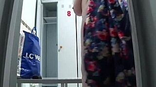 Скрытая камера ловит зрелую милф с сочной жопой и волосатой пиздой в раздевалке