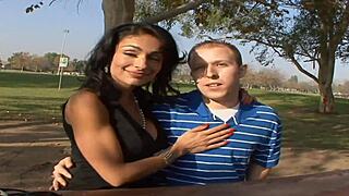 嘿，富有的绿帽，知道Persia Monir渴望什么吗？看着她的大奶身躯被猛烈捣毁当你盯着！