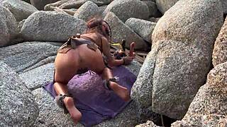 Monika fox neemt grote speeltjes anaal!