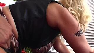 Adoro servir loira madura com peitos grandes para sexo quente