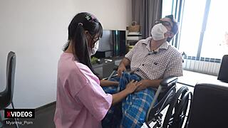 मैं इस पुराने आदमी और क्यूट टीन 18+ स्टूडेंट के साथ रॉ कनेक्शन से अभिभूत हूं