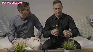 Dojrzała blondynka Gina Snake pieprzy się hardcore analnie z młodym 18+ chłopakiem