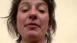 더러운 브루넷 자잘라 코퀸이 DP로 흔들다