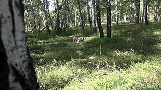 Voyeur beobachtet MILF beim Masturbieren im Freien auf der Wiese 😍