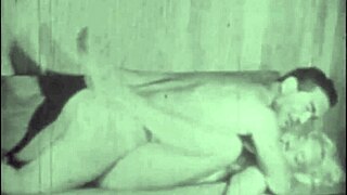 暗いランタンがヴィクトリアンジェントルマンのエロティックな罪と告白を明らかに