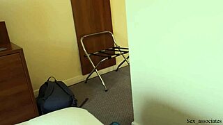 Mačeha in sin ujeta pri deljenju hotelske postelje