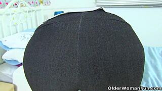 Oma Sapphire Louise über 60 spielt mit ihrem alten Loch