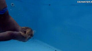 Emily Ross geniet van zwembad tijd binnen en buiten