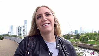 哇，看德国侦察兵勾搭大屁股熟女Karlie，在街上粗暴操她！