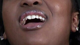 MILF grasă linge sâni mari cu jucării!