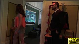 Θεαματική MILF καβαλάει τον Pascal White σε fetish παιχνίδι