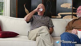 Kakek-Kakek Horny Paksa Gadis Panas Deep Throat!